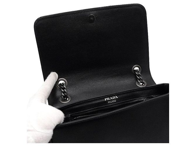 Prada Borsa a tracolla e crossbody Grace in pelle di vitello con borchie e patta nera con catena logo Blu - vista 6