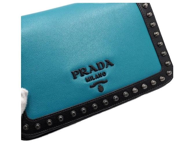 Prada Borsa a tracolla e crossbody Grace in pelle di vitello con borchie e patta nera con catena logo Blu - vista 8