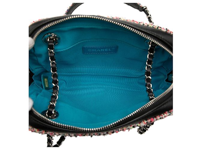 Chanel Black CC Camera Bag aus Tweed und gestepptem Lammfell mit eleganter Borte und Frontreißverschluss Schwarz - Ansicht 4