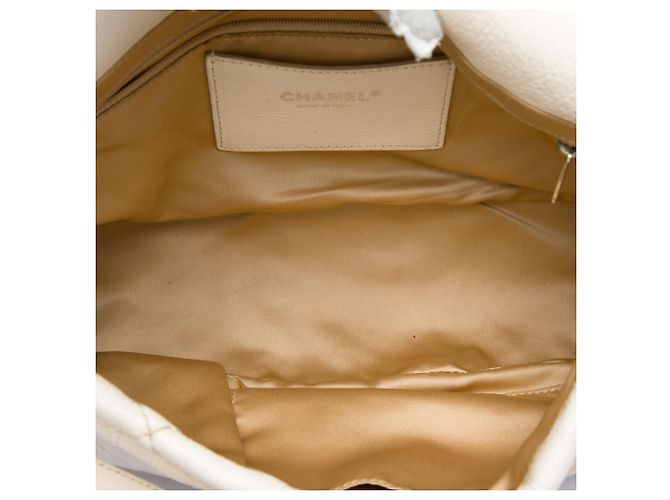 Chanel White Glazed Calfskin On The Road Flap Bianco Crudo - vista 4