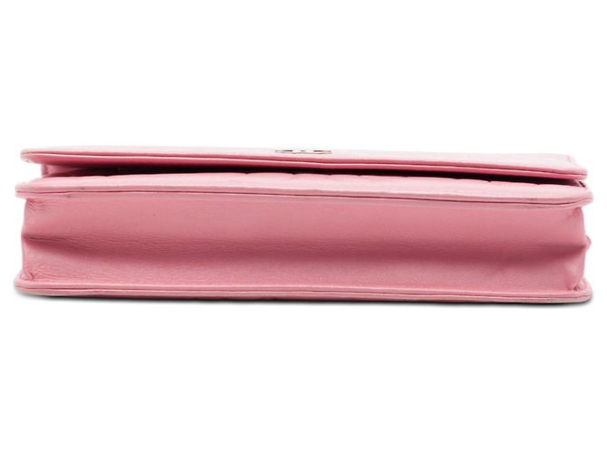 Wallet On Chain Portafoglio con catena Chanel in agnello goffrato CC rosa con camelia - vista 3