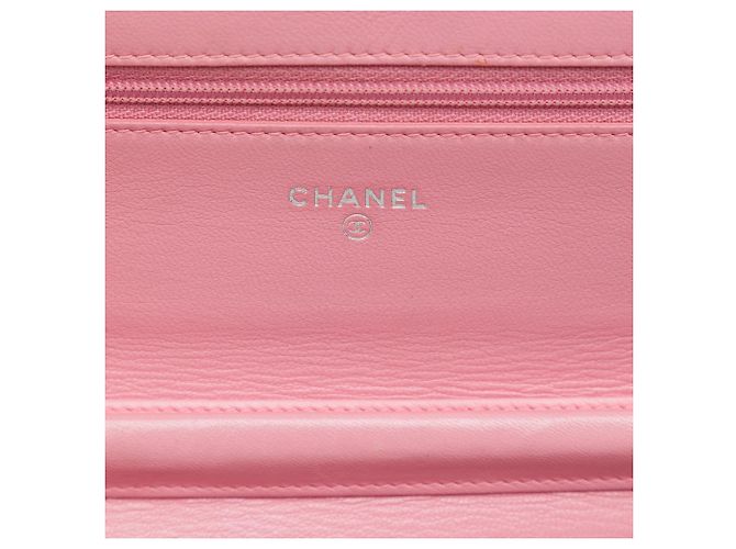Wallet On Chain Portafoglio con catena Chanel in agnello goffrato CC rosa con camelia - vista 5