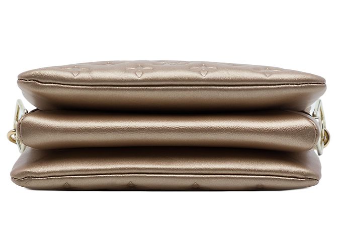 Louis Vuitton Coussin BB em pele de cordeiro com relevo Monogram dourado - vista 3