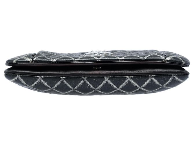 Chanel Black Quilted Metallic Distressed Lambskin CC Crystal Flap Nero - vista 3