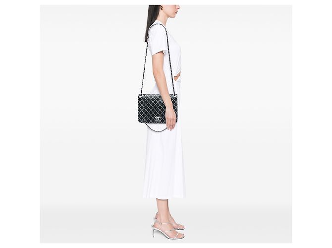 Chanel Black Quilted Metallic Distressed Lambskin CC Crystal Flap Nero - vista 5