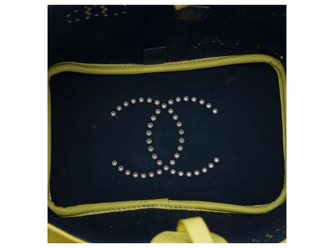Borsa a secchiello Chanel Yellow Small Perforated Calfskin Logo Eyelet Giallo - vista 4