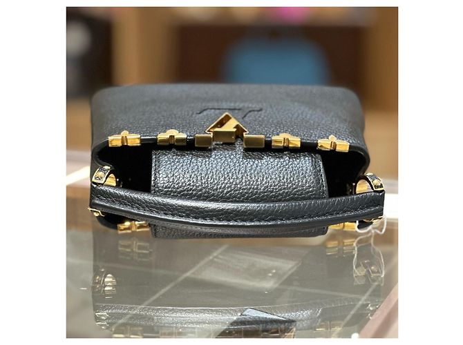Borsa Louis Vuitton Capucines Mini Nero - vista 4