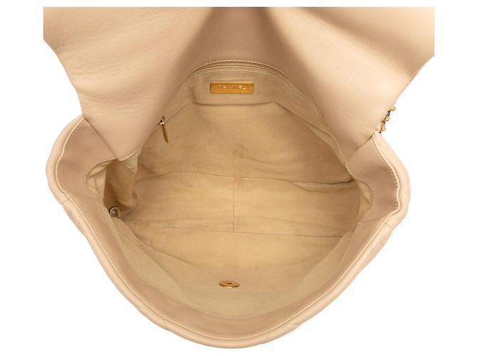 Chanel Beige Maxi Lambskin 19 Flap - vista 4