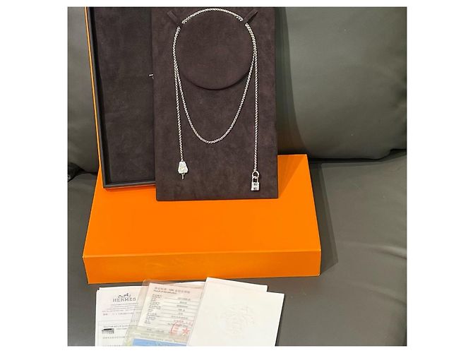 Collar Hermès Diamond Kelly Lock en Oro Blanco - vista 2
