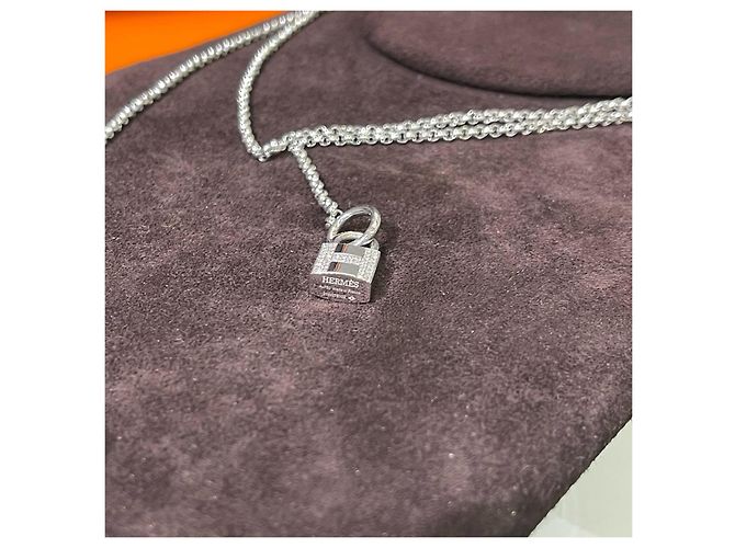 Collar Hermès Diamond Kelly Lock en Oro Blanco - vista 4