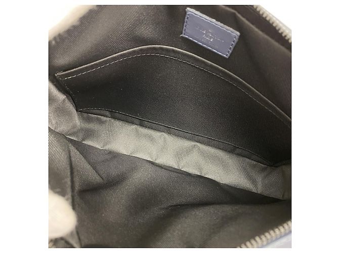 Borsa a tracolla Louis Vuitton Monogram Shadow Duo Blu navy - vista 4