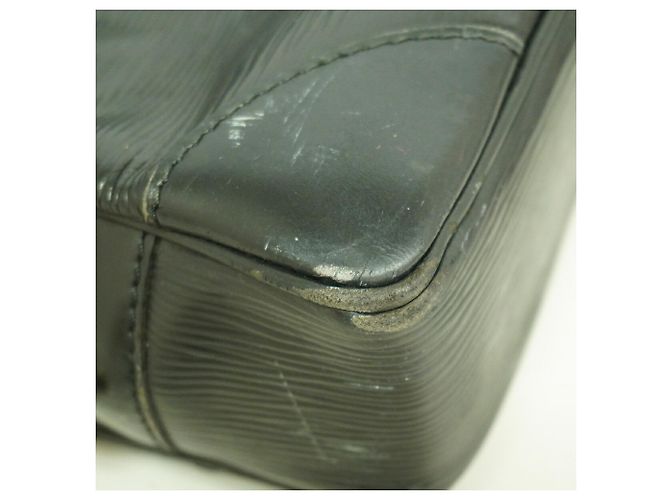 Valigetta in pelle Epi Louis Vuitton Nero - vista 11