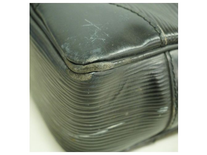 Valigetta in pelle Epi Louis Vuitton Nero - vista 6