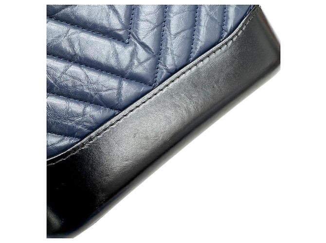 Borsa a tracolla Chanel Gabrielle de Small Hobo V-stitch Chevron in pelle di vitello Nero Blu navy - vista 10
