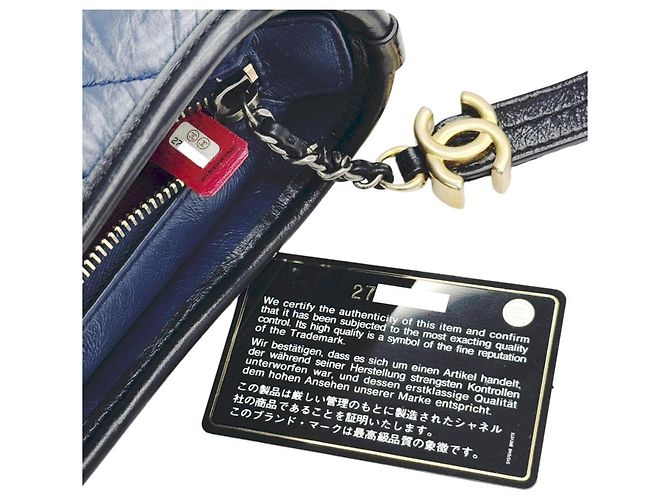 Borsa a tracolla Chanel Gabrielle de Small Hobo V-stitch Chevron in pelle di vitello Nero Blu navy - vista 14