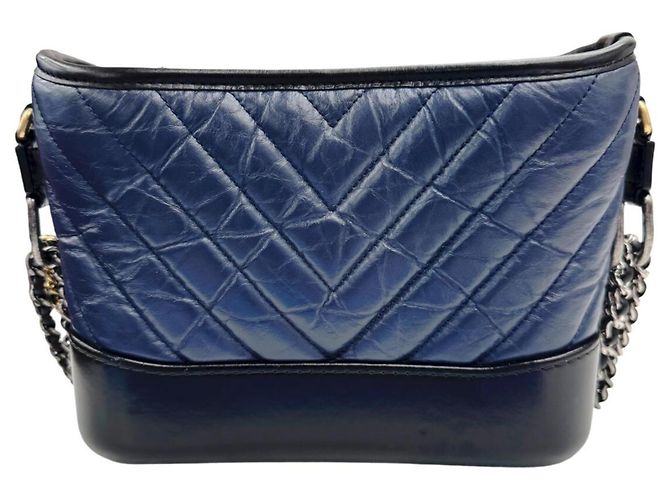 Borsa a tracolla Chanel Gabrielle de Small Hobo V-stitch Chevron in pelle di vitello Nero Blu navy - vista 2