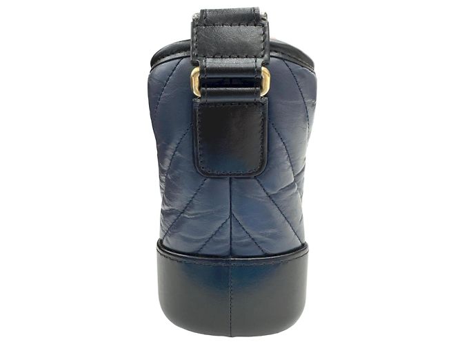 Borsa a tracolla Chanel Gabrielle de Small Hobo V-stitch Chevron in pelle di vitello Nero Blu navy - vista 4