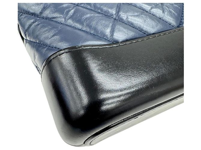 Borsa a tracolla Chanel Gabrielle de Small Hobo V-stitch Chevron in pelle di vitello Nero Blu navy - vista 6