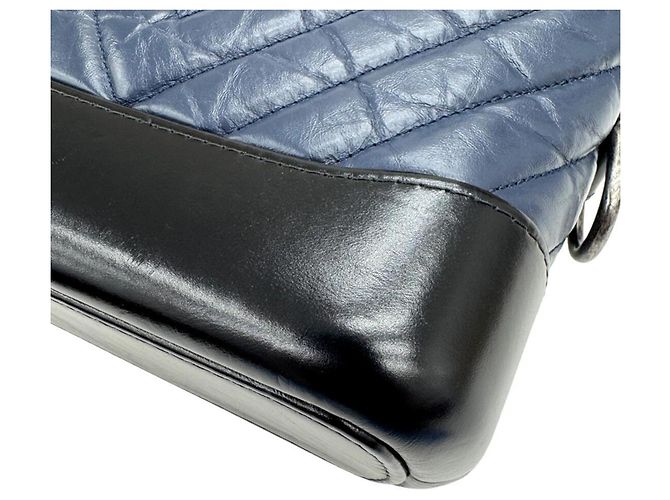 Borsa a tracolla Chanel Gabrielle de Small Hobo V-stitch Chevron in pelle di vitello Nero Blu navy - vista 7