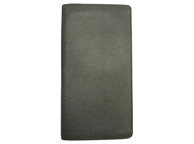 Louis Vuitton Taiga Portefeuille Brazza Long Wallet Castaño - vista 2