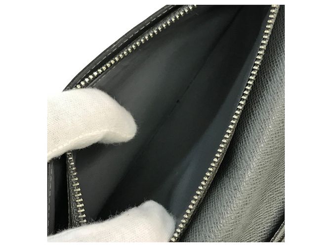 Louis Vuitton Taiga Portefeuille Brazza Long Wallet Castaño - vista 7