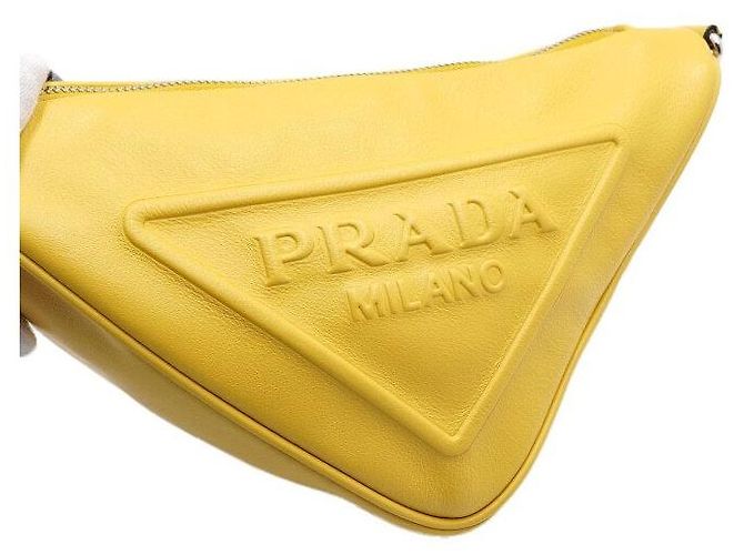 Prada Bolso de hombro y bolso bandolera en cuero amarillo con logotipo triangular - vista 10
