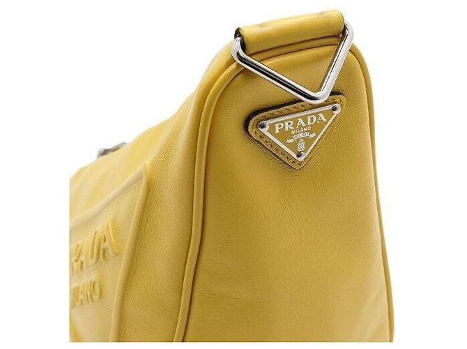 Prada Bolso de hombro y bolso bandolera en cuero amarillo con logotipo triangular - vista 11