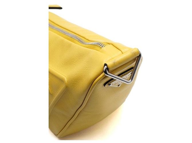 Prada Bolso de hombro y bolso bandolera en cuero amarillo con logotipo triangular - vista 12