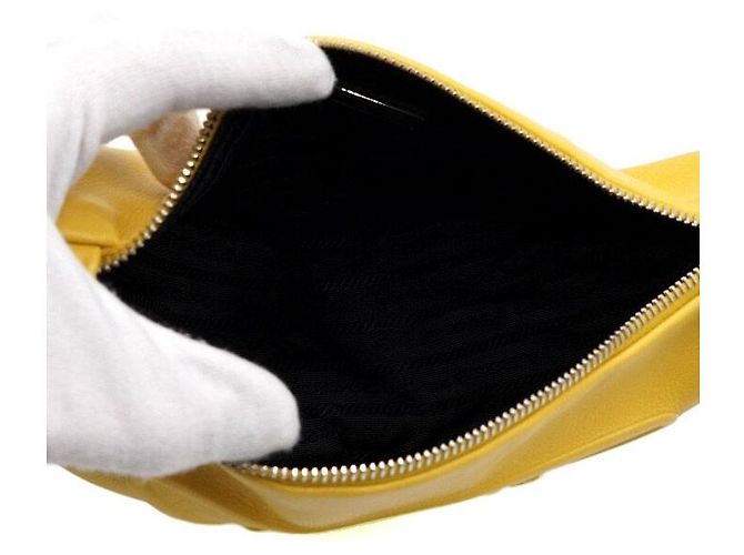 Prada Bolso de hombro y bolso bandolera en cuero amarillo con logotipo triangular - vista 5