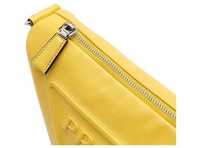Prada Bolso de hombro y bolso bandolera en cuero amarillo con logotipo triangular - vista 8