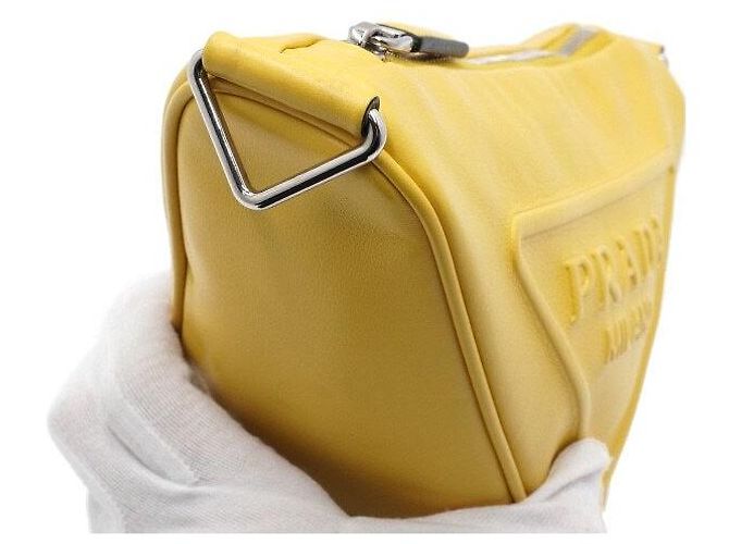Prada Bolso de hombro y bolso bandolera en cuero amarillo con logotipo triangular - vista 9