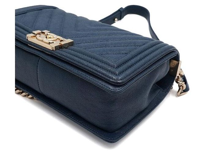 Chanel Borsa a Spalla Boy Chevron Blu Caviar Medium Flap con Catena Oro - vista 10