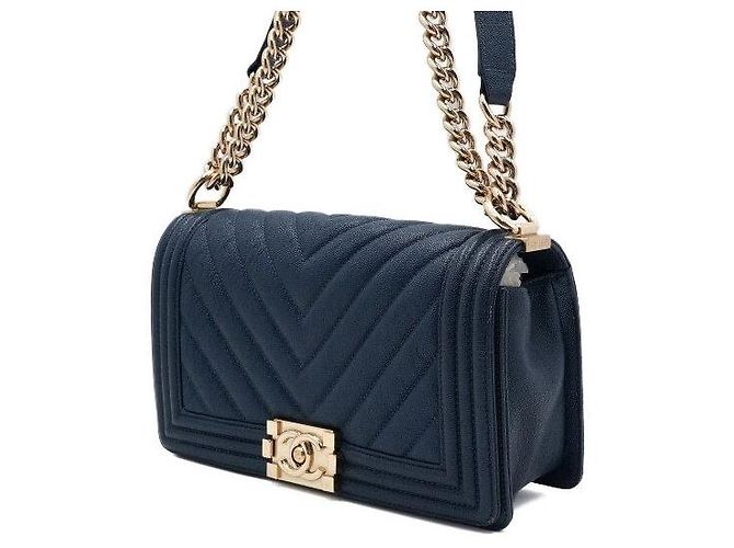 Chanel Borsa a Spalla Boy Chevron Blu Caviar Medium Flap con Catena Oro - vista 2