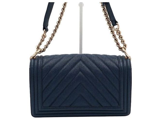 Chanel Borsa a Spalla Boy Chevron Blu Caviar Medium Flap con Catena Oro - vista 4