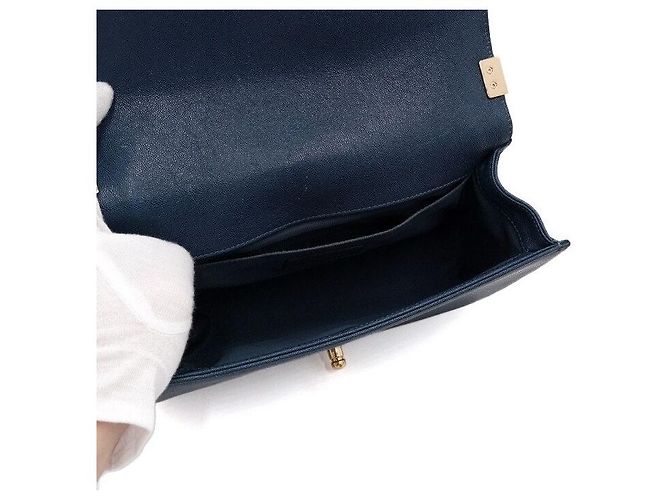 Chanel Borsa a Spalla Boy Chevron Blu Caviar Medium Flap con Catena Oro - vista 5