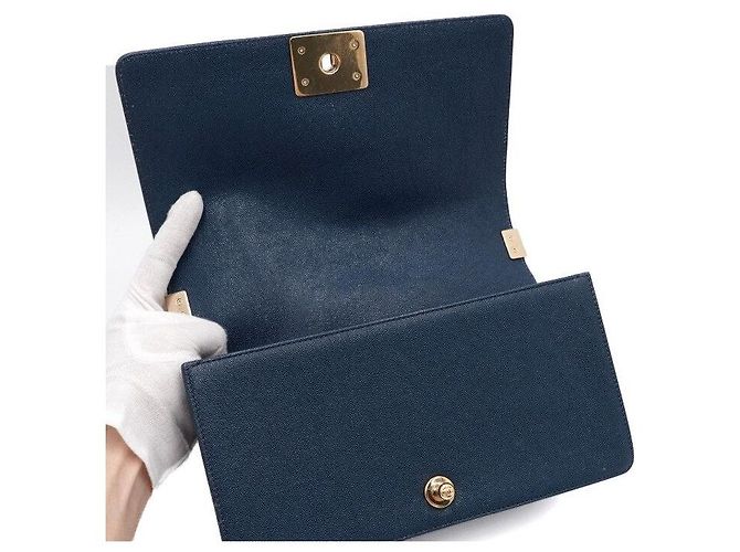 Chanel Borsa a Spalla Boy Chevron Blu Caviar Medium Flap con Catena Oro - vista 6