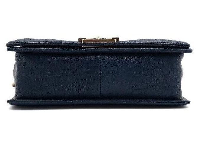 Chanel Borsa a Spalla Boy Chevron Blu Caviar Medium Flap con Catena Oro - vista 7