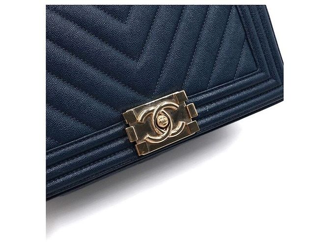 Chanel Borsa a Spalla Boy Chevron Blu Caviar Medium Flap con Catena Oro - vista 9