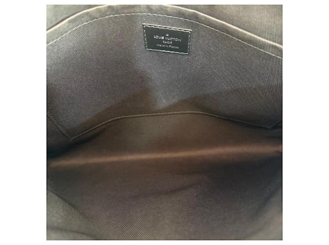 Louis Vuitton Clutch Apollo da uomo in Monogram Eclipse nero - vista 2