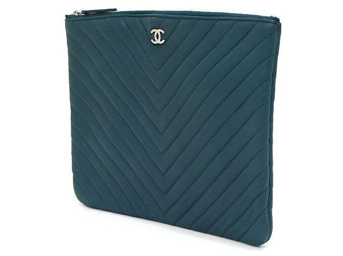 Chanel Medium Clutch Bag aus Lammleder mit Chevron-Muster - Ansicht 2