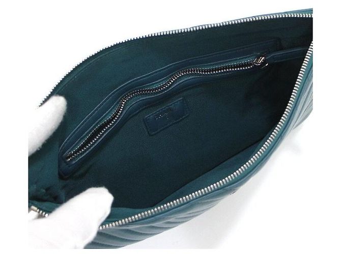 Chanel Medium Clutch Bag aus Lammleder mit Chevron-Muster - Ansicht 5