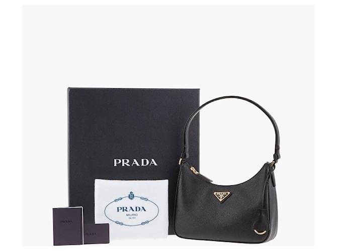 Prada Mini borsa hobo a tracolla con logo Triangle in Saffiano Nero - vista 9