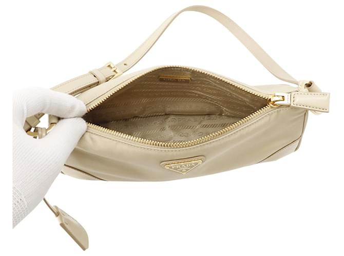 Prada Triangle Nylon Schultertasche Beige - Ansicht 5
