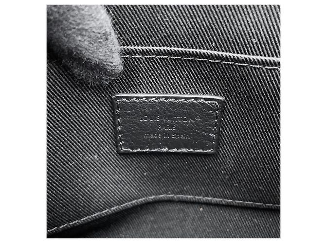 Borsa a tracolla Louis Vuitton Monogram Shadow Nero - vista 15