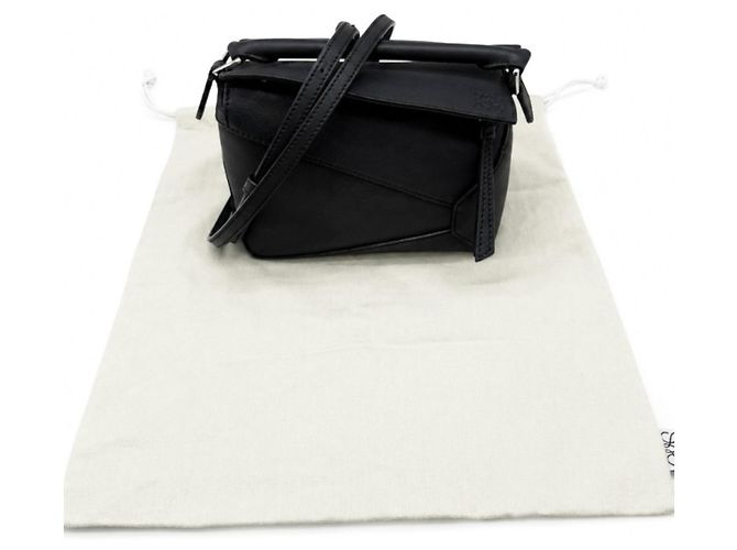 Loewe Puzzle Mini Schultertasche aus Kalbsleder Schwarz - Ansicht 10