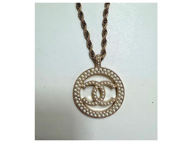 Collana Chanel Logo CC con Perle Dorate D'oro - vista 2