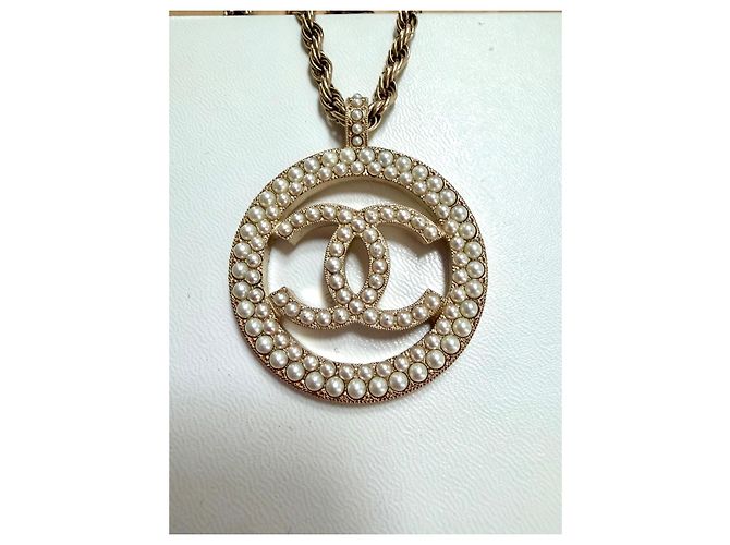 Collana Chanel Logo CC con Perle Dorate D'oro - vista 3