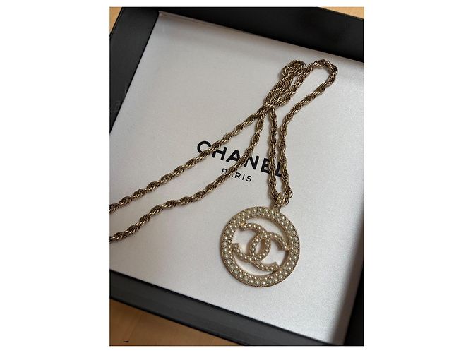 Collana Chanel Logo CC con Perle Dorate D'oro - vista 8