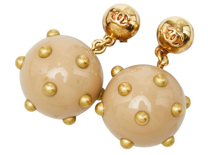 Pendientes Swing Stud Chanel Coco Mark Ball Beige Dorado - vista 2