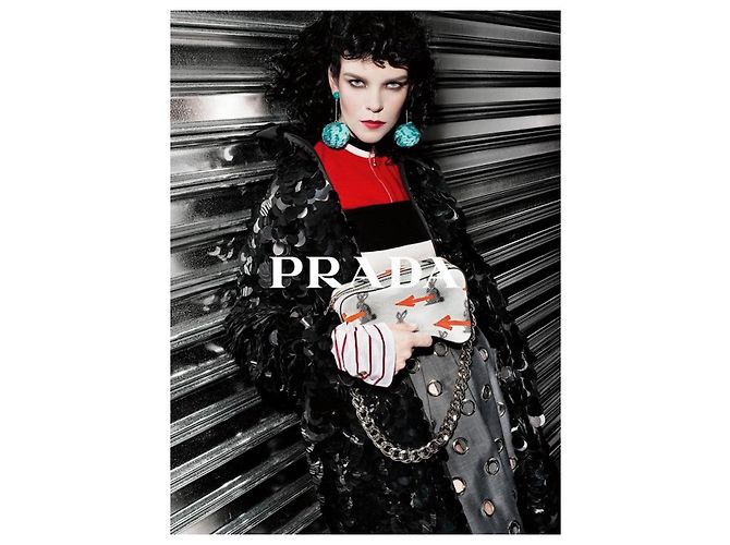 Double Bolso de asa de cadena con estampado de flecha de conejo Prada Resort 2106 Blanco - vista 2
